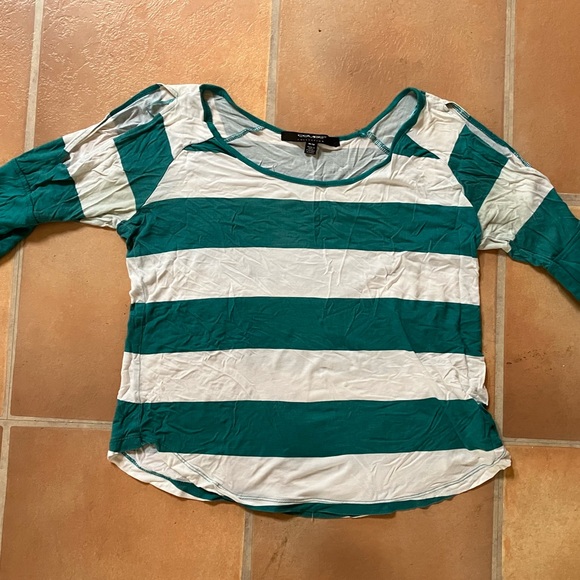 🦩 3 for $30 🦩 striped top with open sleeves - Picture 2 of 4